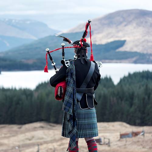 Joueur de cornemuse dans les Highlands - Ecosse