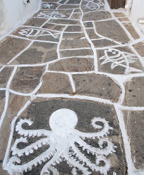 Motifs peints sur les pavés d'une ruelle de Naoussa - Île de Paros - Grèce