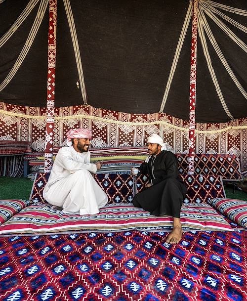 Prendre le thé avec les bédouins dans un campement du désert Wahiba - Oman