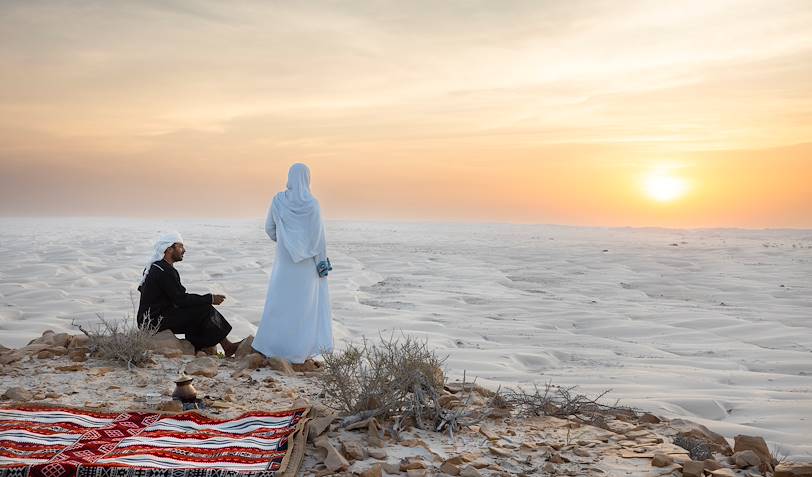 Prendre le thé face au coucher de soleil sur le désert Wahiba - Oman