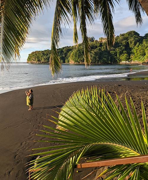 Coucher de soleil sur une plage de Tahiti - Îles de la Société - Polynésie Française