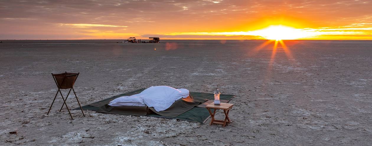 Nuit à la belle étoile dans le parc national de Makgadikgadi Pans - Botswana 