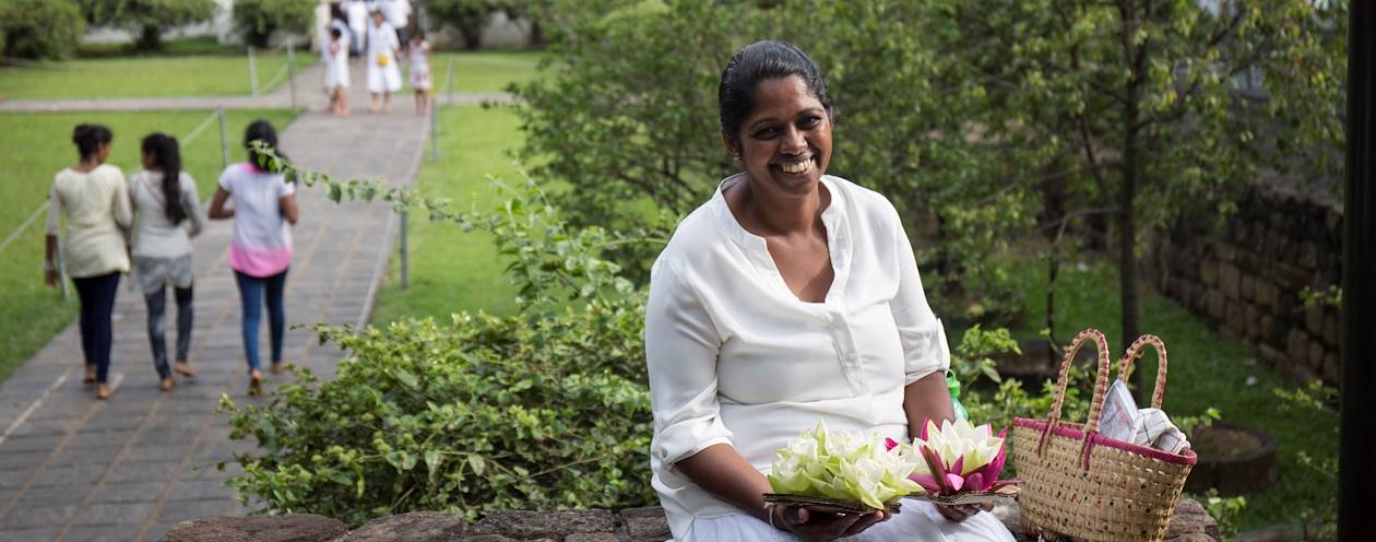 Portrait d'une femme portant son offrande, fleurs, au Temple de la Dent - Kandy - Centre - Sri Lanka