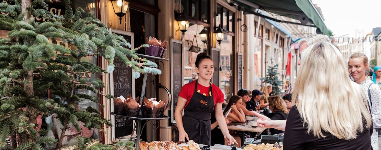 Stand d'une boulangerie dans une rue animée de Göteborg - Suède