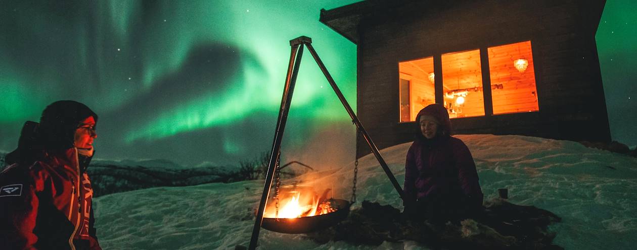 Feu de camp dans la nuit polaire - Norvège 