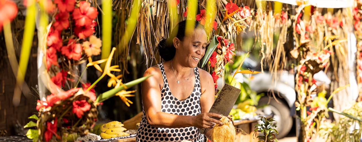 Marchande de fruits à Moorea - Polynésie française