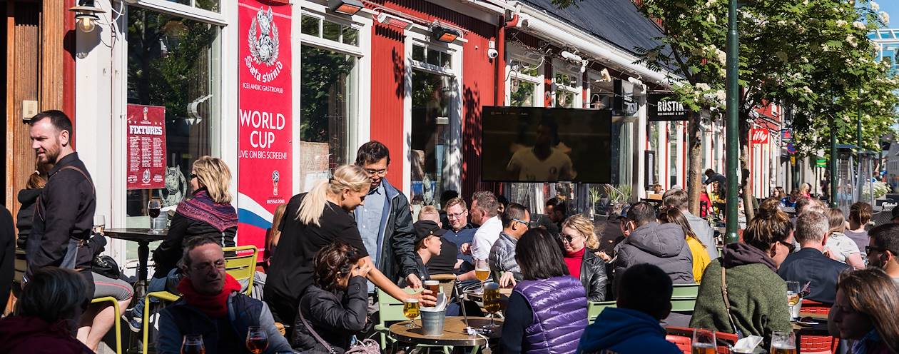 Terrasse animée dans les rues de la capitale - Reykjavik - Grand Reykjavik - Islande