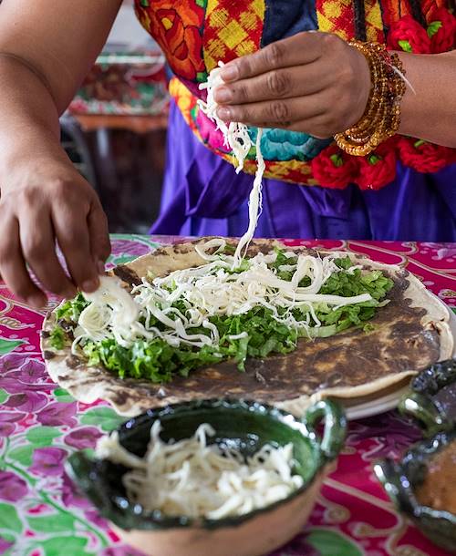 Cours de cuisine avec Betsaïda : préparation du Tlayuda - Oaxaca - Mexique