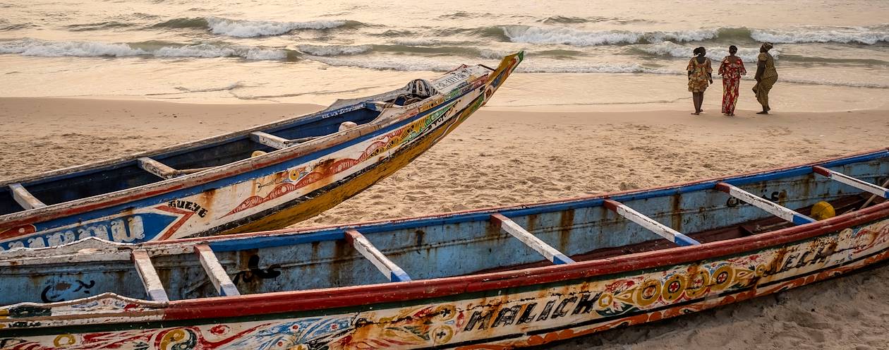 Scène de vie sur la plage, au coucher du soleil - Saint Louis - Sénégal