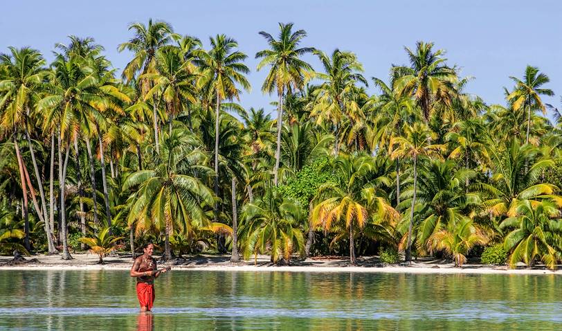 Homme jouant du ukulélé sur l'île de Taha'a - Polynésie Française