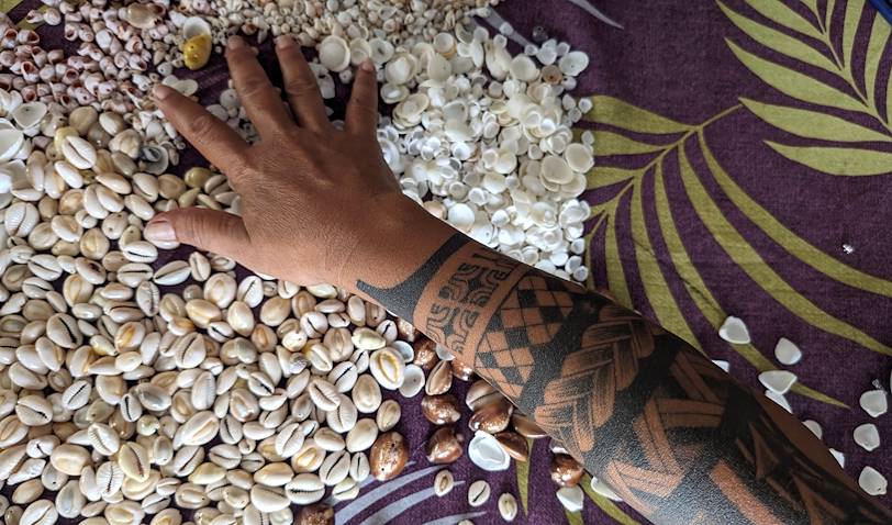 Confection de bijoux en coquillages au centre culturel Tamaeva - Moorea - Îles de la Société - Polynésie Française