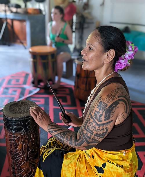 Cours de percussions au centre culturel Tamaeva - Moorea - Îles de la Société - Polynésie Française