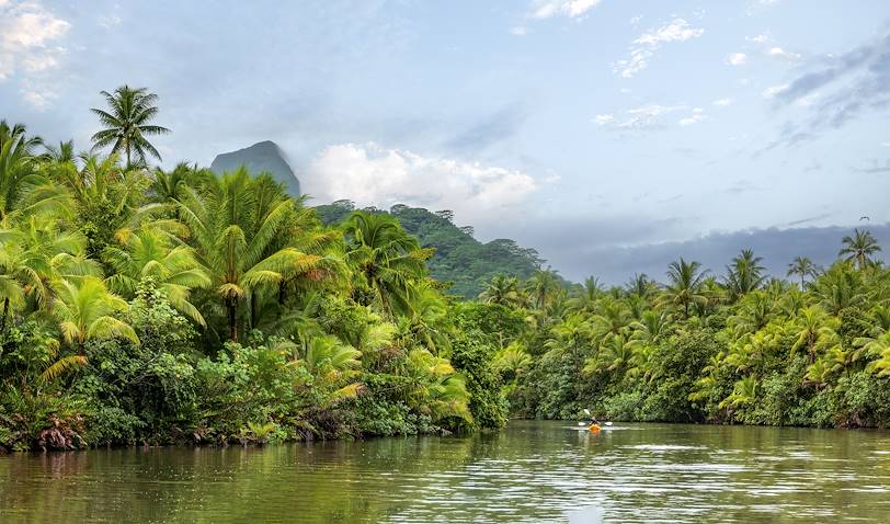 Kayak dans l’estuaire de la rivière Fa’aroa - Raiatea - Polynésie Française