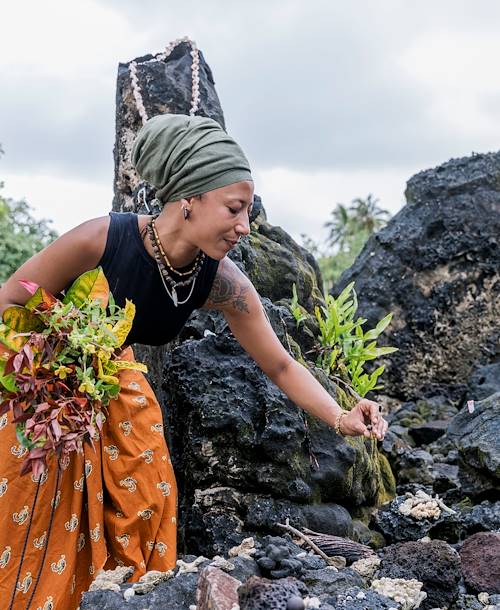 Offrande dans le Marae de Taputapuatea - île de Raiatea - Polynésie