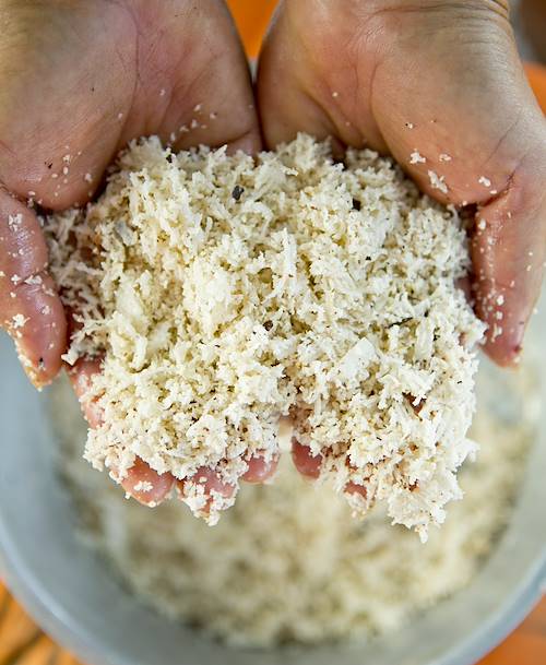 Râpage traditionnel d'une noix de coco - Polynésie Française