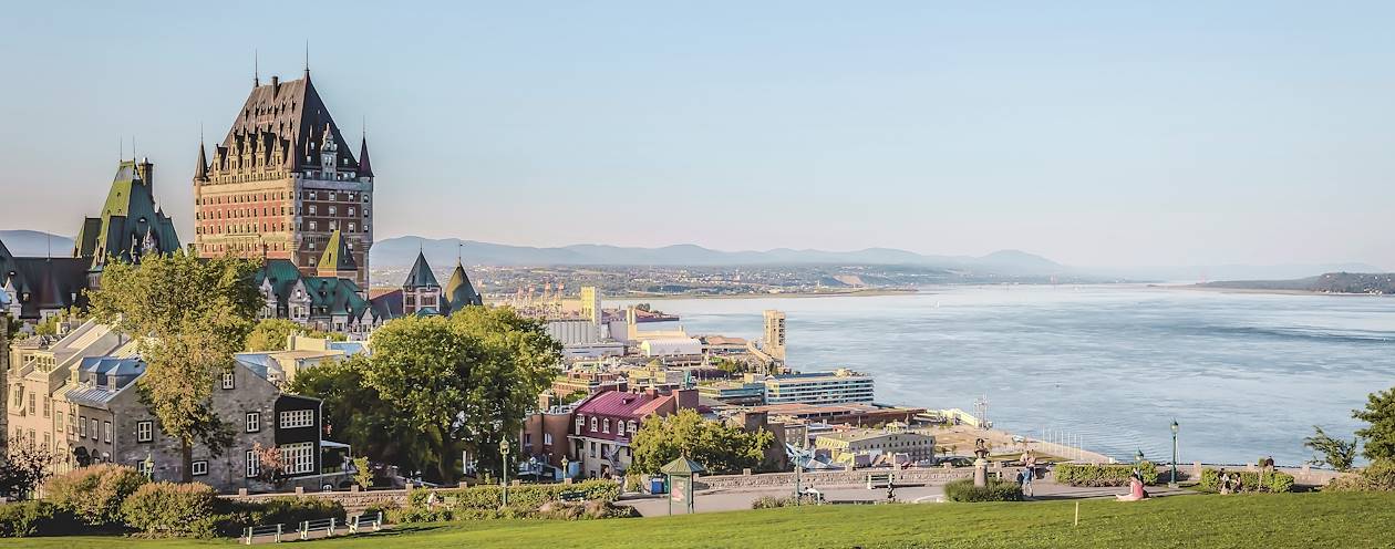 Couple devant le Château Frontenac - Québec - Canada