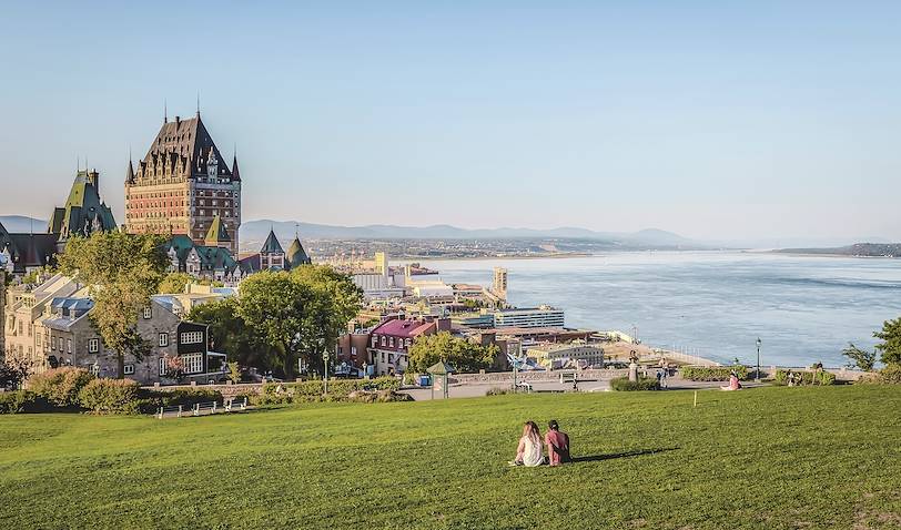 Couple devant le Château Frontenac - Québec - Canada