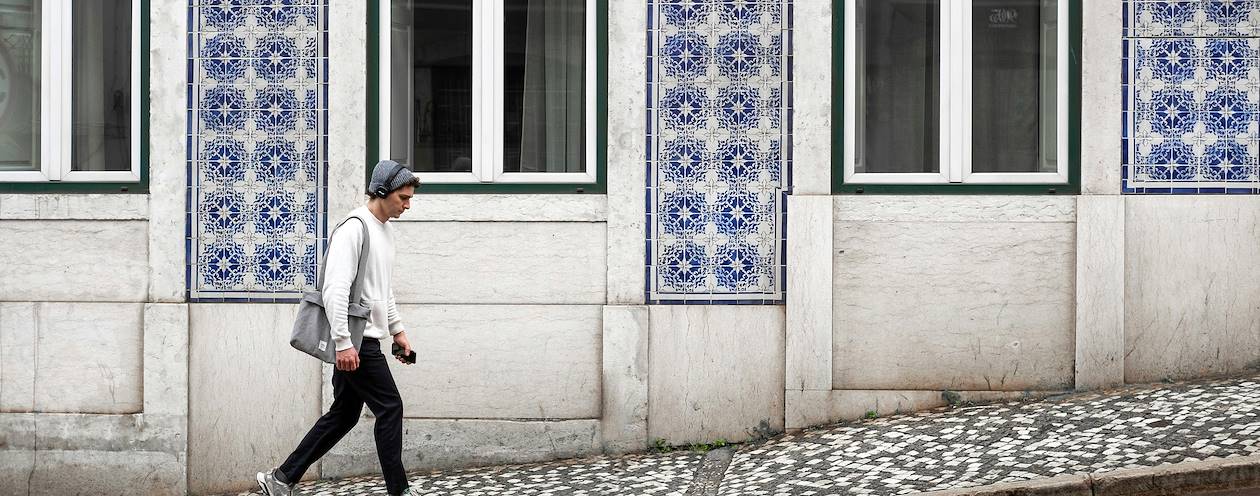 Homme dans les rues de Lisbonne - Portugal