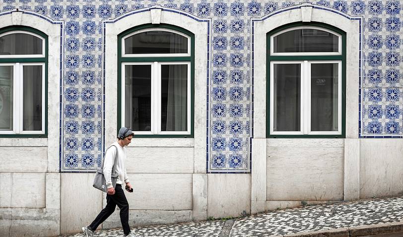 Homme dans les rues de Lisbonne - Portugal