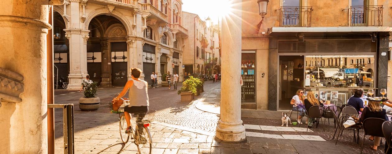 Piazza della Frutta et Via Fiume, Padoue. Italie