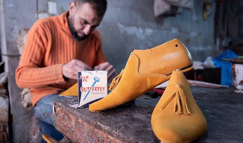 Cordonnier dans la médina de Marrakech - Maroc