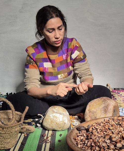 Fabrication de l'huile d'argan avec Hafida - Essaouira - Maroc