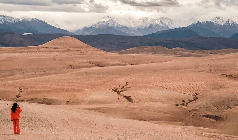 Femme dans le désert d'Agafay - Maroc