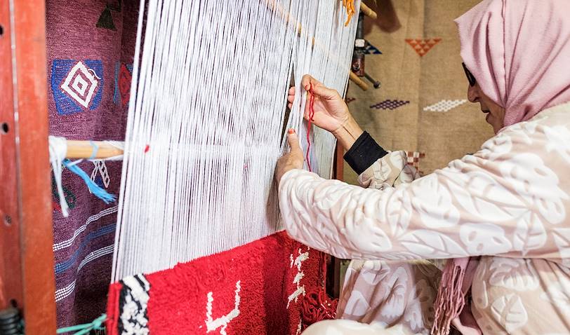 Femme tissant des tapis traditionnels - Ksar Aït Benhaddou - Maroc