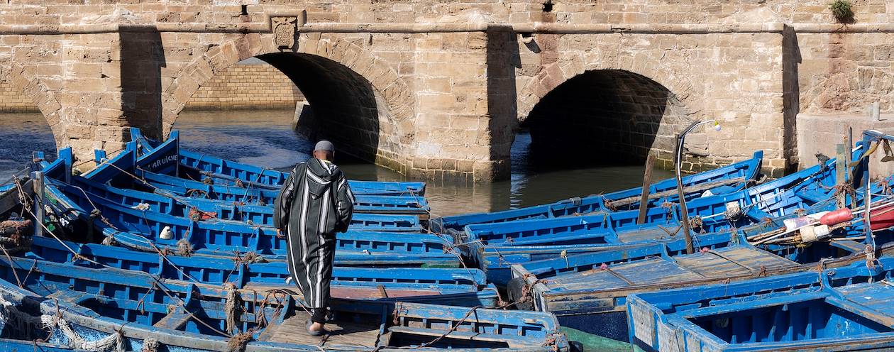 Pêcheur sur le port d'Essaouira - Maroc
