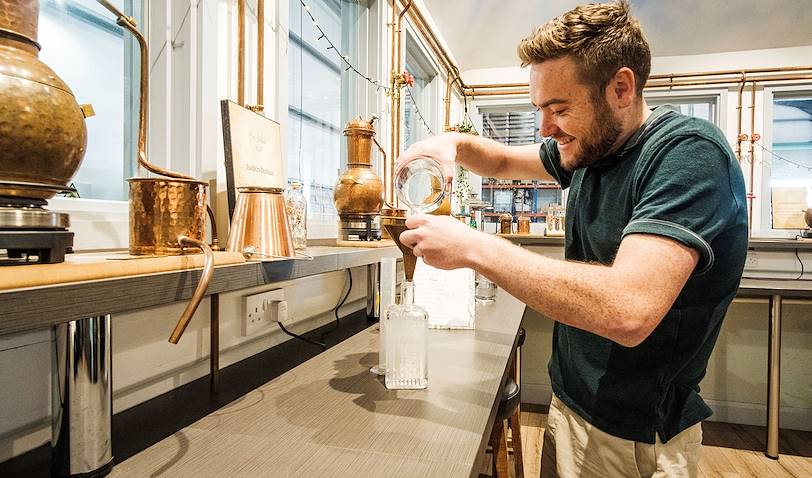 Atelier de fabrication du gin à la distillerie Listoke - Tenure - Irlande