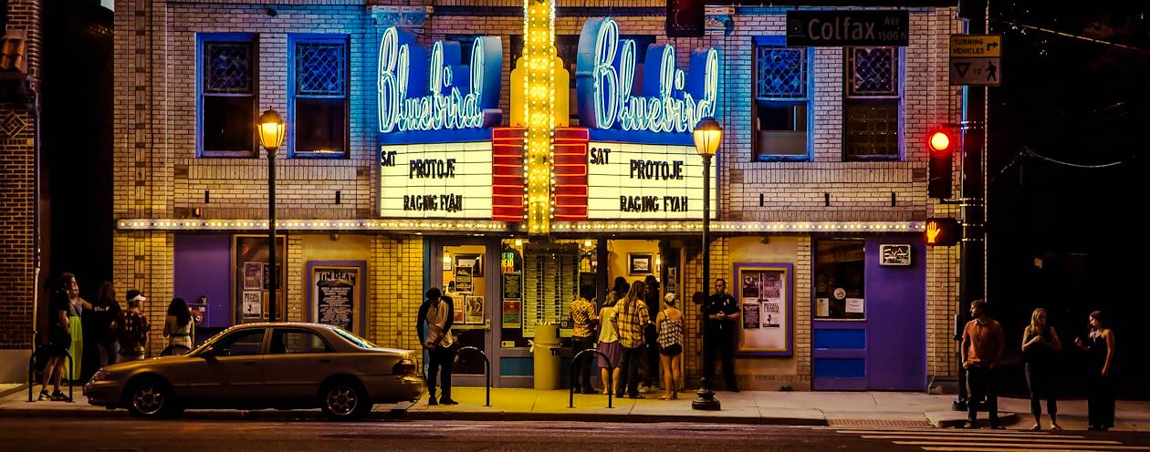 Scènen de vie devant un théâtre de Denver - Colorado - Etats-Unis