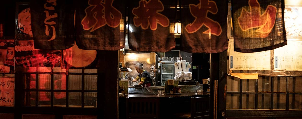 Scène de vie dans un restaurant typique de Tokyo - Japon