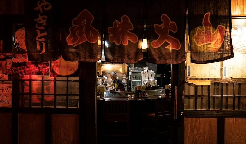 Scène de vie dans un restaurant typique de Tokyo - Japon