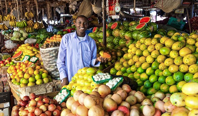 Portrait d'un homme sur le marché coloré de Nairobi - Kenya