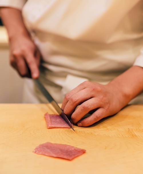Chef préparant des sushis à base de thon rouge - Japon