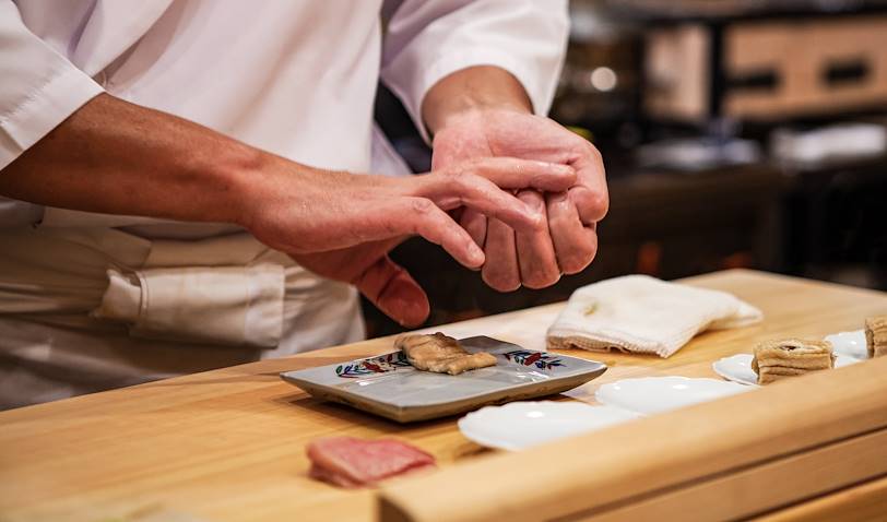 Préparation de sushis par un chef - Japon