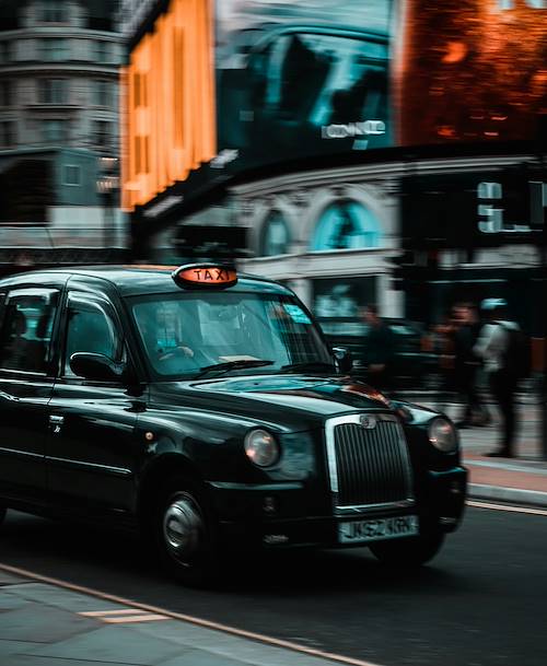 Black cab dans les rues de Manchester - Angleterre