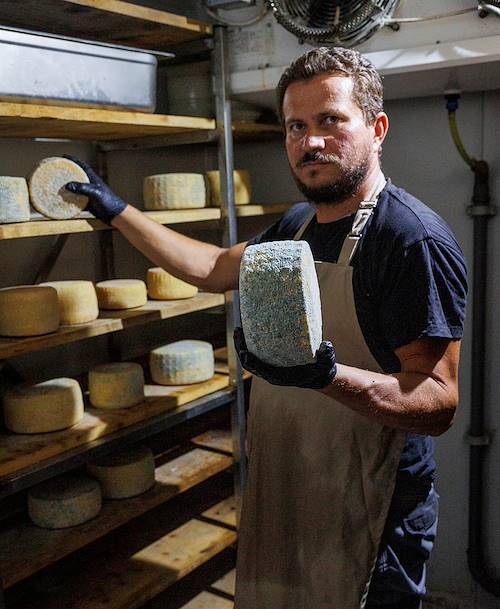 Immersion dans la vie d'un berger crétois : fabrication artisanale du fromage - Gergeri - Crète - Grèce