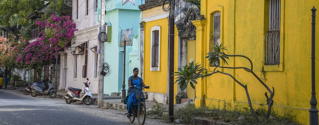 Femme à vélo dans une rue de Pondichéry - Inde