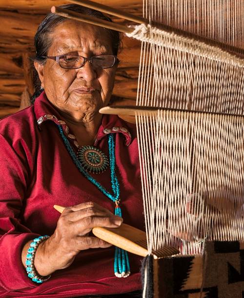 Femme Navajo en train de tisser un tapis traditionnel à Monument Valley - Arizona - Etats-Unis
