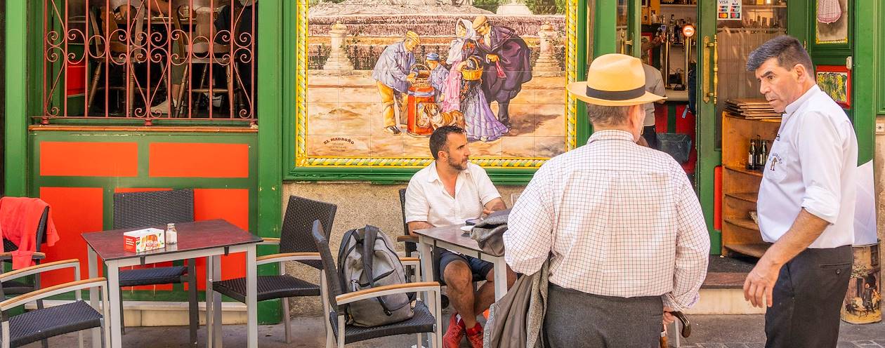 Scène de vie dans les rues animées de Madrid - Espagne