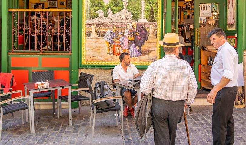 Scène de vie dans les rues animées de Madrid - Espagne