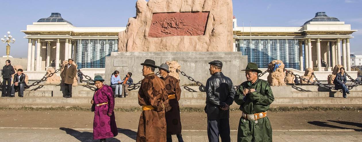 Statue de Gengis Khan sur la place Sukhbaatar - Oulan-Bator - Mongolie