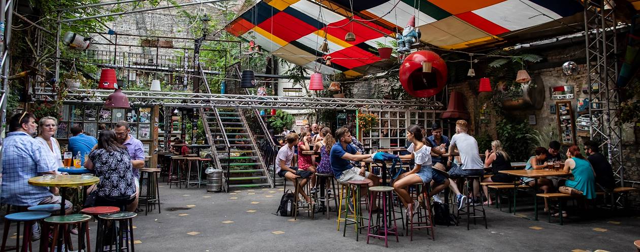 Budapest underground : découverte de Szimpla Kert et sa déco récup' - Hongrie
