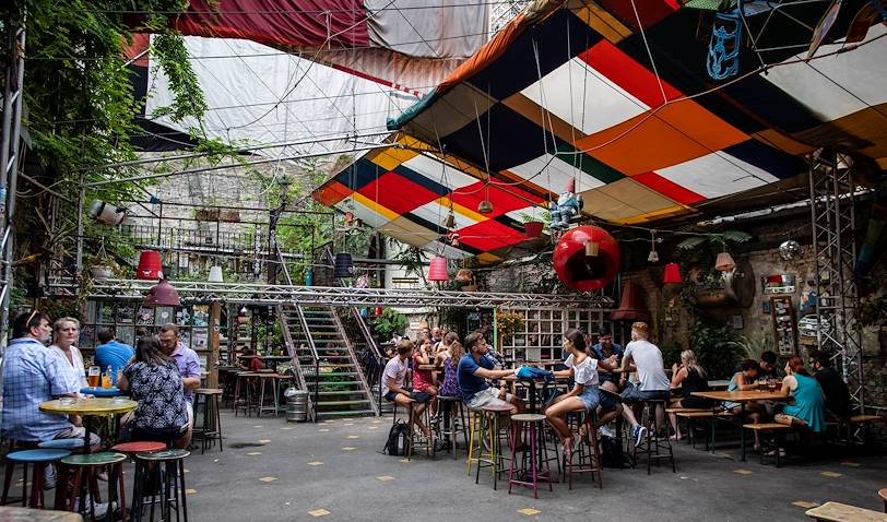 Budapest underground : découverte de Szimpla Kert et sa déco récup' - Hongrie