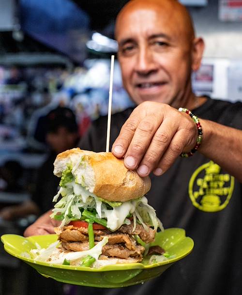 Dégustation de sandwichs chiliens sur le Mercado La Vega Chica - Santiago - Chili