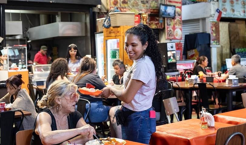 Scène de vie dans un restaurant du Mercado Central de Santiago - Chili