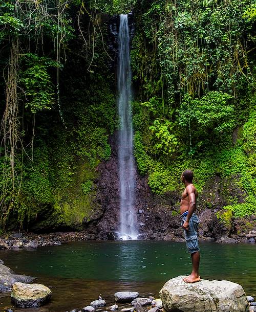 Homme face à la cascade Bombaim dans la jungle - Sao Tomé - Sao Tomé-et-Principe
