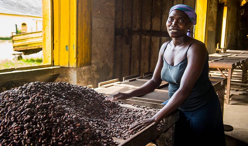 Femme et sa récolte de cacao - Sao Tomé - Sao Tomé-et-Principe