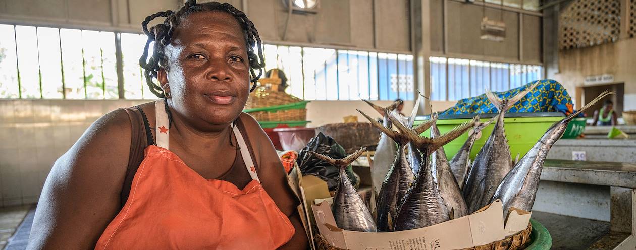 Marchande de poissons sur le marché de Bobô Fôrro - Sao Tomé et Principe